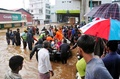 インド南部ケララ州アルバで、住民らをボートに乗せて避難させる救助隊（2018年8月16日撮影）。(c)AFP