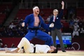 東京五輪、柔道混合団体決勝。向翔一郎（下）に勝利し喜ぶフランスのアクセル・クレルジェ（2021年7月31日撮影）。(c)Franck FIFE / AFP