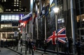 ベルギーの首都ブリュッセルにある欧州議会前で、英国旗を降納するスタッフ（2020年1月31日撮影）。(c)Aris Oikonomou / AFP