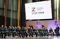 ロシア・モスクワ州で、ウラジーミル・プーチン大統領（画面外）と面会する兵士ら。スプートニク配信（2024年6月14日撮影）。(c)Alexander KAZAKOV / POOL / AFP