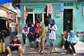 インドネシア・ジャカルタの投票所に並ぶ有権者ら（2019年4月17日撮影）。(c)ADEK BERRY / AFP