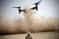 アフガニスタンのマルジャ（Marjah）で、砂煙を巻き上げて離陸する米海兵隊のMV22オスプレイ（Osprey、2010年3月22日撮影、資料写真）。(c)AFP/Mauricio LIMA