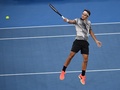 全豪オープンテニス、男子シングルス4回戦。バックハンドを打つロジャー・フェデラー（2017年1月22日撮影）。(c)AFP/WILLIAM WEST