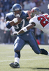 バッカニアーズのDBブライアン・ケリー（%%Brian Kelly%%）のタックルをかわすシーホークスのRBショーン・アレキサンダー（%%Shaun Alexander%%、左）。(c)AFP/Getty Images Otto Greule Jr