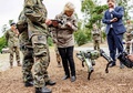 ドイツ北西部ミュンスターでロボット犬を視察するクリスティーネ・ランブレヒト国防相（2022年7月11日撮影、資料写真）。(c)Axel Heimken / AFP
