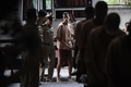 タイ首都バンコクの裁判所に出廷したハキム・アライビ氏（中央、2019年2月4日撮影）。(c)Lillian SUWANRUMPHA / AFP