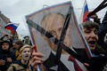 ロシアのサンクトペテルブルクで野党指導者のアレクセイ・ナワリヌイ氏の呼び掛けで行われたウラジーミル・プーチン大統領に対する無許可の抗議デモの参加者ら（2018年5月5日撮影）。(c)AFP PHOTO / Olga MALTSEVA