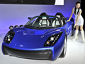 東レ（Toray）は、炭素繊維を活用した軽量の次世代電気スポーツカー「Teewave（ティーウエーブ）AR1」を試作したと発表した。

試作車は2人乗りオープンカーで、炭素繊維強化樹脂（CFRP）を使用した車体重量は846キロ。1回のフル充電での走行可能距離は185キロ、最高速度は時速147キロ。

写真は、東レが都内で公開した「Teewave AR1」（2011年9月14日撮影）。(c)AFP/Yoshikazu TSUNO