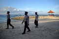 インドネシア・バリ島で、ビーチを巡回する警察官ら（2021年7月3日撮影）。(c)SONNY TUMBELAKA / AFP