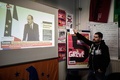 年金改革に関する首相演説のテレビ中継を見るフランス国鉄（SNCF）従業員。パリにて（2019年12月11日撮影）。(c)Philippe LOPEZ / AFP