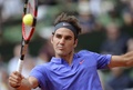 全仏オープンテニス、男子シングルス1回戦。リターンを狙うロジャー・フェデラー（2015年5月24日撮影）。(c)AFP/MIGUEL MEDINA