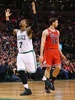 15-16NBA、ボストン・セルティックス対シカゴ・ブルズ。得点を喜ぶボストン・セルティックスのジャレッド・サリンジャー（左、2015年12月9日撮影）。(c)AFP/Getty Images/Maddie Meyer