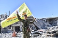 シリア北部ラッカで、クルド人とアラブ人の合同部隊「シリア民主軍」の旗を手にする隊員（2017年10月17日撮影）。(c)AFP/BULENT KILIC