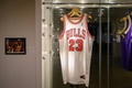 米ニューヨークにあるサザビーズのオークションハウスで展示された、元米プロバスケットボール（NBA）のマイケル・ジョーダン氏のユニホーム（2023年2月1日撮影）。(c)Ed JONES / AFP
