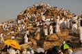 サウジアラビアにあるイスラム教の聖地メッカへの大巡礼「ハッジ」のクライマックス、アラファト山で夜明けに祈りをささげる巡礼者（2024年6月15日撮影）。(c)Fadel Senna / AFP