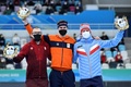 北京冬季五輪、スピードスケート男子1000メートル。表彰式に臨む（左から）銀メダルを獲得したカナダのローラン・デュブルイユ、金メダルを獲得したオランダのトマス・クロル、銅メダルを獲得したノルウェーのホーバルホルメフィヨルト・ロレンツェン（2022年2月18日撮影）。(c)WANG Zhao / AFP