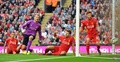 14-15イングランド・プレミアリーグ第4節、リバプール（Liverpool FC）対アストン・ビラ（Aston Villa）。アストン・ビラのガブリエル・アグボンラホル（Gabriel Agbonlahor）に得点を奪われるリバプールのGKシモン・ミニョレ（Simon Mignolet、2014年9月13日撮影）。(c)AFP/PAUL ELLIS