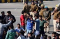 インド北部ハリヤナ州ロータクで、大規模な集会中に起きた対立カースト集団の衝突を受けて暴徒化したデモ参加者（2016年2月19日撮影）。(c)AFP