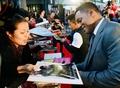 米俳優ウィル・スミス（Will Smith）と息子のジェイデン・スミス（Jaden Smith）が1日、都内で行われた新作映画『アフター・アース（After Earth）』のPRイベントに出席した。地元の中学生と記念撮影をするなどし、イベントは大いに盛り上がった。同作は6月21日から全国で公開される（2013年5月1日撮影）。(c)AFP/Toru YAMANAKA