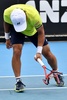 全豪オープンテニス、男子シングルス1回戦。ラケットを破壊する西岡良仁（2022年1月17日撮影）。(c)Paul Crock / AFP