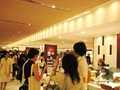 6月12日に開催されたプレス向けオープンデーにて撮影。リフレッシュオープンした伊勢丹本店地下食品フロアの様子。(c)AFPBB News
