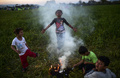 キャンプで、たき火を囲み遊ぶ子どもたち。(c)AFP/Bulent Kilic
