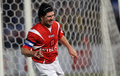 サッカー元チリ代表のマルセロ・サラス（%%Marcelo Salas%%）の引退記念試合が2日、サンティアゴ（Santiago）の国立スタジアム（Estadio Nacional de Chile）で開催された。エル・マタドール（El Matador、闘牛士）と呼ばれるサラスは、そのキャリアにおいて250得点近くを記録している。写真はゴールを決めて歓喜するマルセロ・サラス。（2009年6月2日撮影）(c)AFP/MARTIN BERNETTI