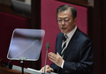 韓国の国会で予算案を発表する文在寅大統領（2019年10月22日撮影）。(c)JUNG YEON-JE/pool/AFP
