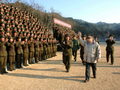 朝鮮人民軍の第1159部隊を視察する金正日（キム・ジョンイル、Kim Johg-Il）北朝鮮総書記（2007年12月2日提供、撮影場所不明）。(c)AFP/KCNA via KNS