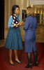 ロンドンのロイヤル・オペラ・ハウス（Royal Opera House）を訪れたミシェル・オバマ（Michelle Obama）米大統領夫人と
サラ・ブラウン（Sarah Brown）英首相夫人（2009年4月2日撮影）。(c)AFP/WPA /JOEL RYAN