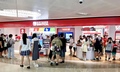 国慶節連休中、買い物客でにぎわうスイッチの正規販売店（2022年10月5日撮影）。(c)Xinhua News