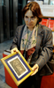 イタリア・トリノ（Turin）の大聖堂の書店で販売されている、「トリノの聖骸布（Shroud of Turin）」の写真がプリントされた土産物（2010年4月10日撮影）。(c)AFP/VINCENZO PINTO