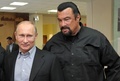 ロシアの首都モスクワで、米俳優スティーヴン・セガールさん（右）と共にスポーツ施設を訪問したウラジーミル・プーチン大統領（2013年3月13日撮影）。(c)ALEXEI NIKOLSKY / SPUTNIK / AFP