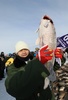 氷点下40度の諾干湖で行われた「冬の漁」イベントで、競り落とした魚を見せる観光客（2019年12月18日撮影）。(c)CNS/張瑋