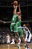 09-10NBA、オーランド・マジック（%%Orlando Magic%%）対ボストン・セルティックス（%%Boston Celtics%%）。試合はセルティックスが86-77で勝利した。写真はリバウンドに跳ぶセルティックスのローハン・ロンド（%%Rajon Rondo%%）。（2009年12月25日撮影）(c)AFP/Getty Images/NBAE/Fernando Medina