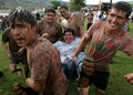 ロンビアのボジャカ（Boyaca）で開催されたトマト投げ祭「IV Tomatina Colombiana」に参加する地元住民ら（2008年6月1日撮影）。(c)AFP/Mauricio Duenas