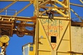 フランス西部ナント（Nantes）の造船所にある高さ43メートルのクレーンの上で、息子との面会を許可するよう求めて抗議するセルジュ・シャルネ（Serge Charnay）さん。15日朝に登ったきり、面会禁止令が解かれるまでクレーン上に居座ると宣言して17日になっても降りてくる気配を見せていない（2013年2月17日撮影）。(c)AFP/FRANK PERRY