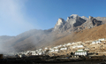 ネパールの首都カトマンズ（Kathmandu）北東約140キロに位置するヒマラヤ（Himalaya）山脈のエベレスト（Everest）周辺の氷河（2009年12月4日撮影）。(c)AFP/Prakash MATHEMA