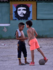 通りでサッカーをするキューバの子どもたち（2018年10月20日撮影）。(c)Yamil LAGE / AFP