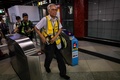 香港で、地下鉄駅構内に入る85歳の「ウォンおじいさん」（2019年9月7日撮影）。(c)VIVEK PRAKASH / AFP