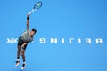テニス、中国オープン、男子シングルス1回戦。サーブを打つヤニック・シナー（2024年9月26日撮影）。(c)STRINGER / AFP