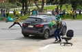ブラジルの首都ブラジリアの大統領府の外で、軍警察の車両を襲撃するジャイル・ボルソナロ前大統領支持者（2023年1月8日撮影）。(c)Sergio Lima / AFP