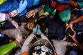 ベネズエラの首都カラカスで、負傷したジャーナリストを救助する有志の医療関係者（2017年7月26日撮影）。(c)AFP/FEDERICO PARRA