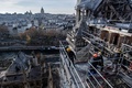 再建作業中の仏パリのノートルダム大聖堂の屋根で、火災で溶けた足場を撤去する作業員ら（2020年11月24日撮影）。(c) Martin BUREAU / AFP