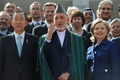 アフガニスタン・カブール（Kabul）で開かれた同国復興支援のための閣僚級国際会議後に集合写真を撮るアフガニスタンのハミド・カルザイ（Hamid Karzai）大統領（中央）、国連（UN）の潘基文（パン・キムン、Ban Ki-moon）事務総長（左）、ヒラリー・クリントン（Hillary Clinton）米国務長官（右）ら支援国と国際機関の代表ら（2010年7月20日撮影）。(c)AFP/SHAH Marai