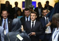 ドイツ・エルマウ城で開かれた先進7か国（G7）首脳会議（サミット）の記者会見を終えたエマニュエル・マクロン仏大統領（中央、2022年6月28日撮影）。(c)John MACDOUGALL / AFP