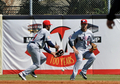 第2回ワールド・ベースボール・クラシック（%%2009 World Baseball Classic%%）強化試合、トロント・ブルージェイズ（%%Toronto Blue Jays%%）対米国。捕球を譲り合う米国のジミー・ロリンズ（%%Jimmy Rollins%%、左）とライアン・ブラウン（%%Ryan Braun%%）。試合は米国が5-6でサヨナラ負けを喫した。（2009年3月4日撮影）(c)AFP/Getty Images/Al Messerschmidt