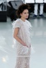 フランス・パリ市内で発表された「シャネル（CHANEL）」14年春夏オートクチュールコレクション（2014年1月21日撮影）。(c)AFP/PATRICK KOVARIK