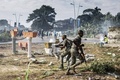 選挙後に起きた野党支持者との衝突で駆け回るガボン兵士たち。(c)AFP/MARCO LONGARI