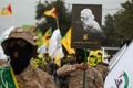 イラクの首都バグダッドで、イラン革命防衛隊のガセム・ソレイマニ司令官と人民動員隊のアブ・マフディ・ムハンディス副司令官の葬列に加わった、人民動員隊や親イラン派武装組織「神の党旅団（カタイブ・ヒズボラ）」の支持者ら（2020年1月4日撮影）。(c)AFP/Ahmad AL-RUBAYE